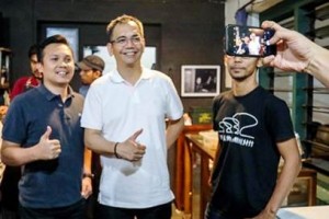 Sihar Sitorus Foto Bersama Penikmat Kopi 